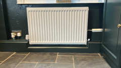 Skirting around the radiator